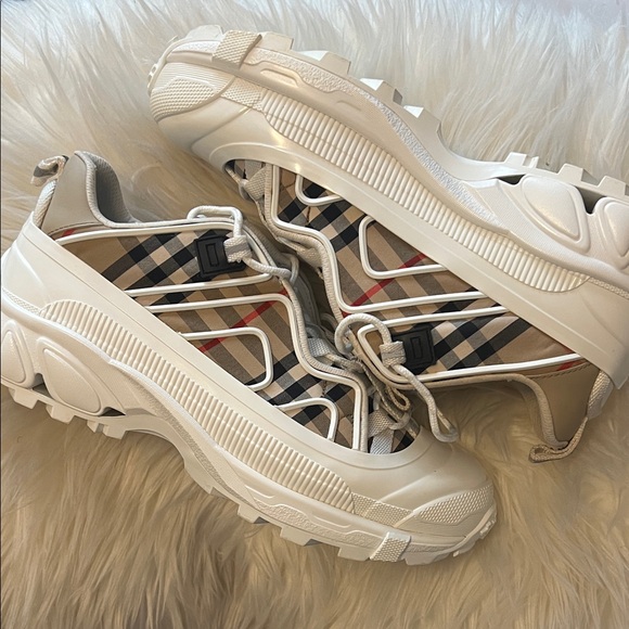Burberry White & Beige Check Runner Sneakers - Picture 2 of 5